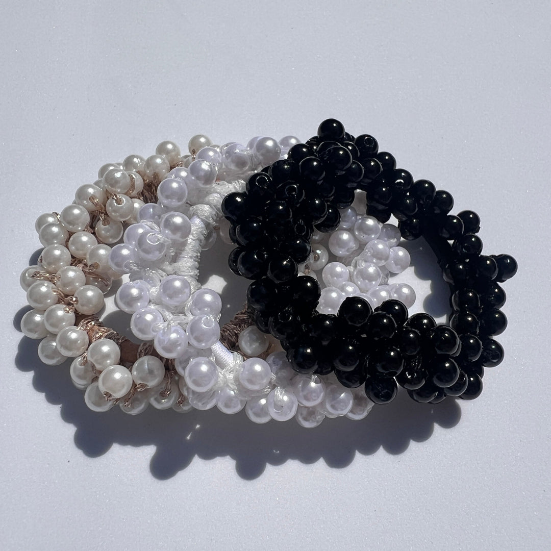 "3er-Set Pearl Pops Haargummis in Schwarz, Weiß und Grau – Monochrome Muse von TREND Kollektiv"