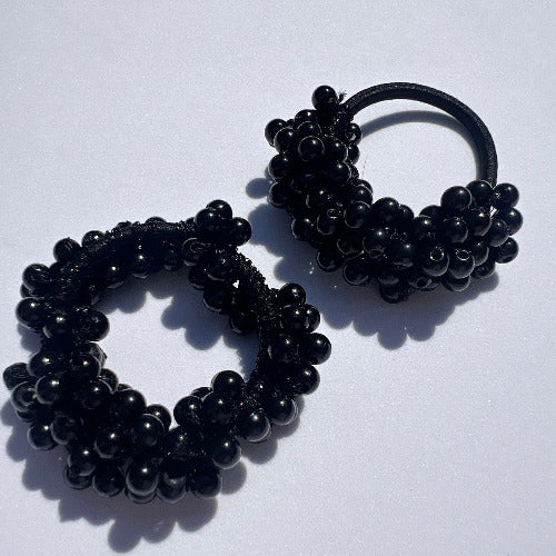 Pearl Pop Black Tie Haargummi im Bundle mit einem vollem Perlenbesatz und einem halben Perlenbesatz in Schwarz – elegantes Haaraccessoire von TREND Kollektiv"