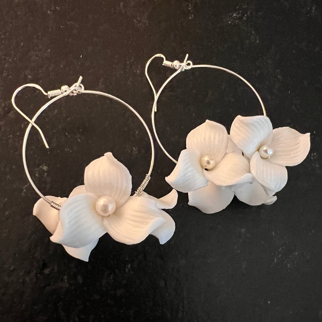 Emaille-Blüten-Ohrringe „Fleur“ – Silber