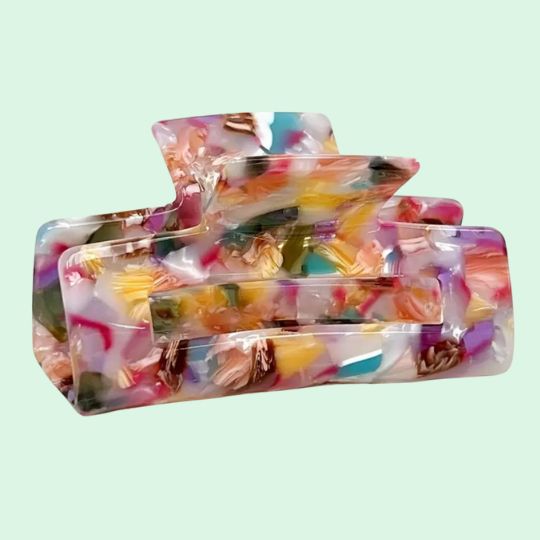 Bunter Haarclip in floralen Pastellfarben mit geometrischem Design, ideal für sommerliche Styles.
