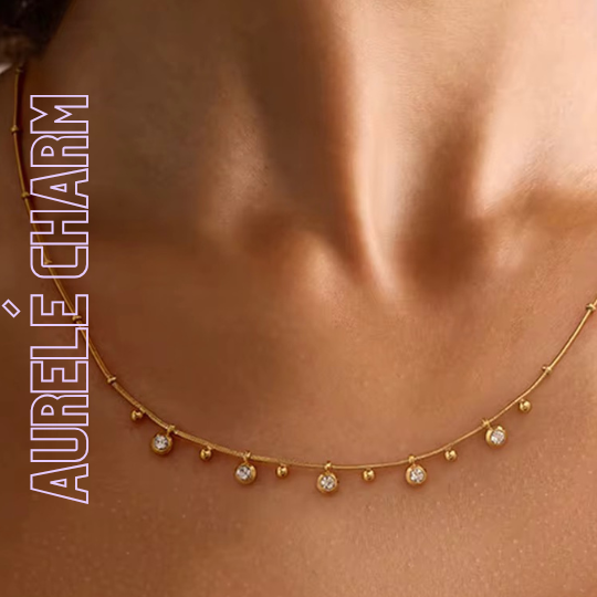 Zarte goldene Charm-Kette mit funkelnden Zirkonia-Tropfen an einem Frauenhals, 18k vergoldet, femininer Schmuck von TREND Kollektiv