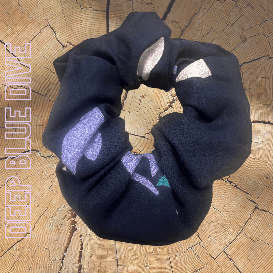 deep-blue-dive-scrunchie-handgenaeht-in-dunkelblau-mit-lila-und-grünen-akzenten-trend-kollektivd