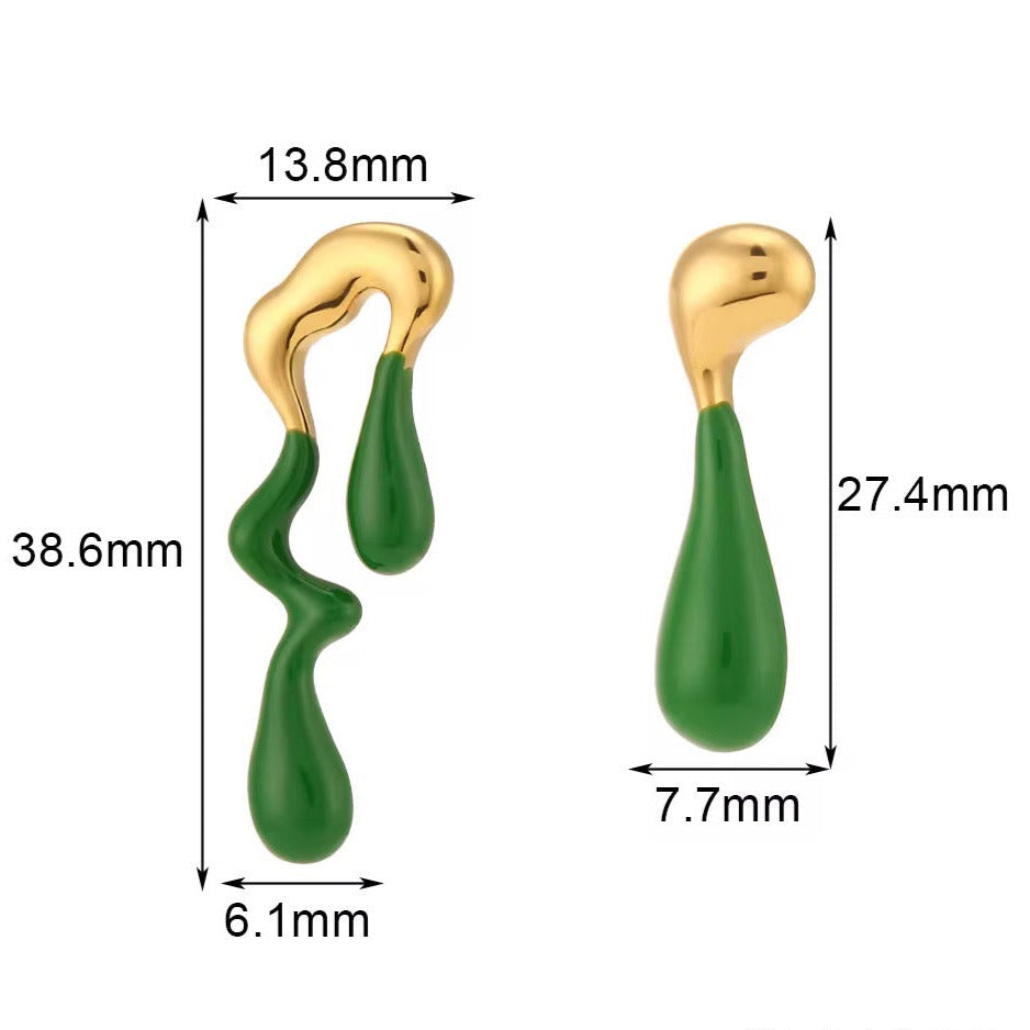 Grüne Statement-Ohrringe von TREND Kollektiv – asymmetrisches Design mit goldener Basis