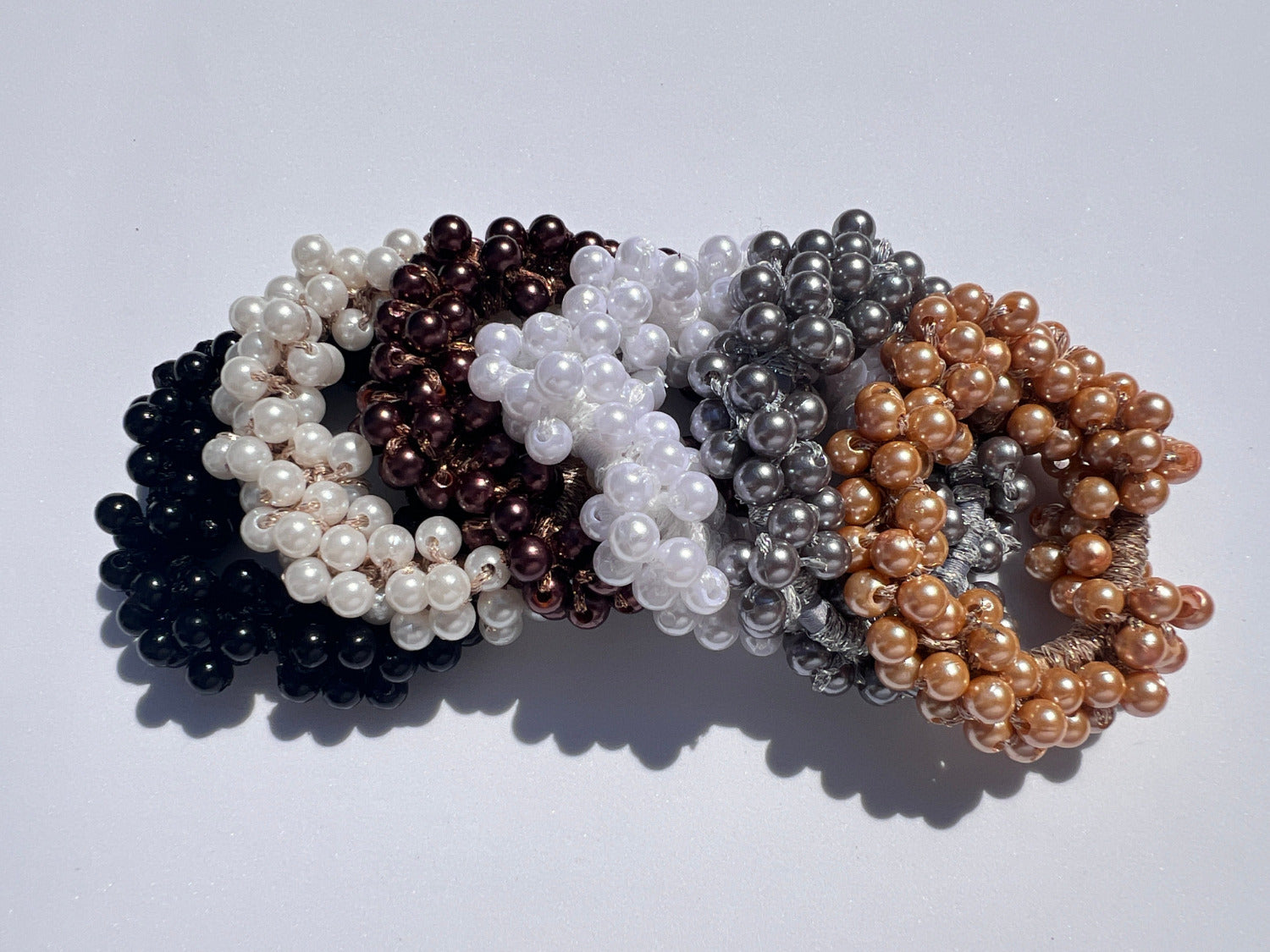 Handgemachte Pearl Pops Haargummis aus Perlen in verschiedenen Farben – Trend Kollektiv Scrunchies für stilvolle Zopf-Looks