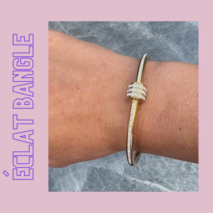 Video an einem handgelenk mit Vergoldeter Armreif mit Zirkonia – ÉCLAT Bangle von TREND Kollektiv, eleganter Schmuck in Gold mit funkelndem Finish