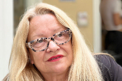 Unsere Rentnerin fertigt mit viel Liebe unsere Scrunchies – handgemacht in Hamburg mit Erfahrung und Herz.