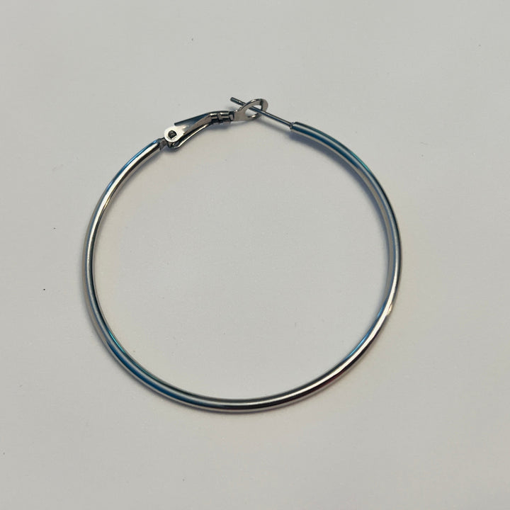Silberfarbene Edelstahl-Ohrringe im klassischen Hoop-Design – 40 mm