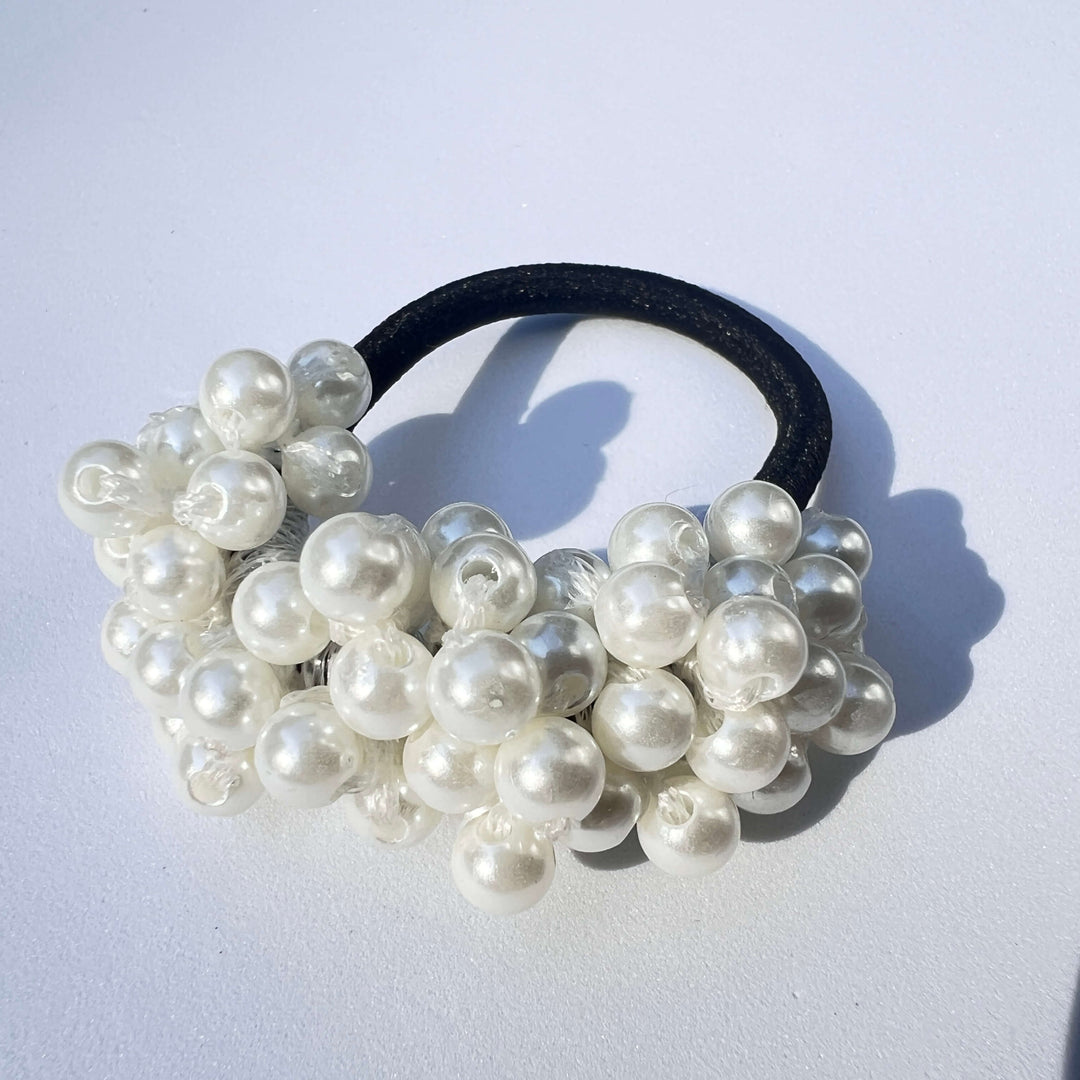 Pearl Pop Arctic Shine Haargummi mit halbem Perlenbesatz in Weiß – elegantes Haaraccessoire von TREND Kollektiv