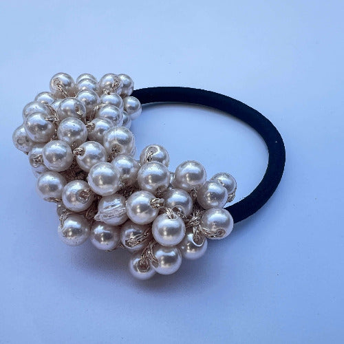 Champagne Dream Scrunchie mit halbem Perlenbesatz in Cremeweiß – edles Haargummi von TREND Kollektiv