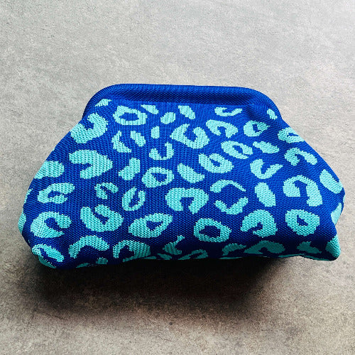 Blaue gestrickte Kosmetiktasche mit türkisfarbenem Leopardenmuster – auch als Clutch tragbar