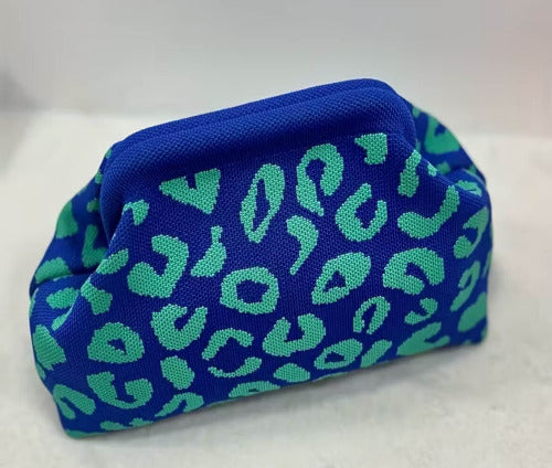 Blaue gestrickte Kosmetiktasche mit türkisfarbenem Leopardenmuster – auch als Clutch tragbar