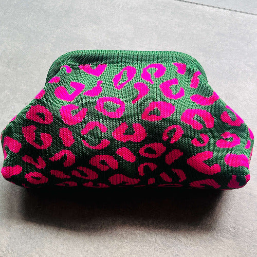 Grüne gestrickte Kosmetiktasche mit pinkem Leopardenmuster – Leo Bag von TREND Kollektiv