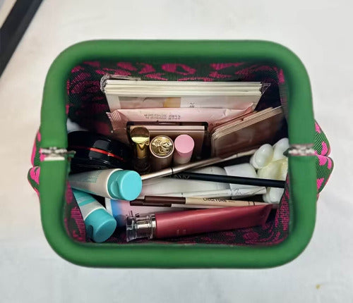 Grüne gestrickte Kosmetiktasche mit pinkem Leopardenmuster offen – Leo Bag von TREND Kollektiv