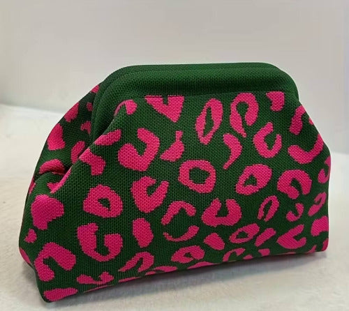 Grüne gestrickte Kosmetiktasche mit pinkem Leopardenmuster – Leo Bag von TREND Kollektiv