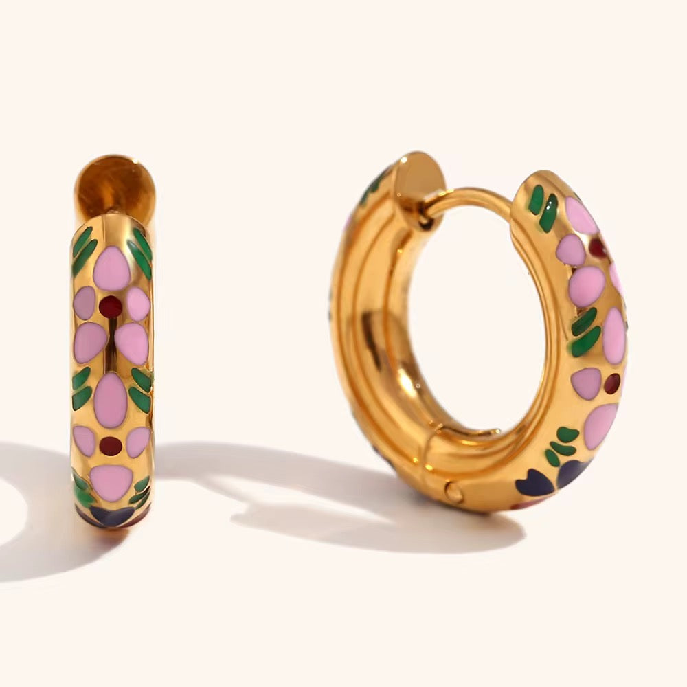 Vergoldete Emaille-Creolen in Pink mit Kleeblattmotiv – Blossom Glow Hoops von TREND Kollektiv