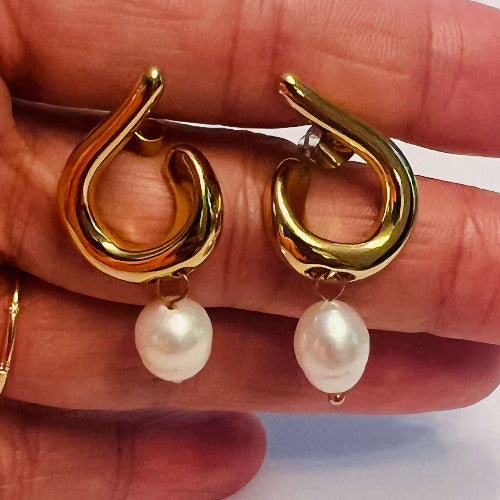 Detailaufnahme der vergoldeten Edelstahl-Ohrringe mit echter Süßwasserperle – Pearl Curve Hoops von TREND Kollektiv