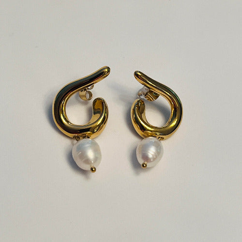 Goldene Edelstahl-Ohrringe mit Süßwasserperle – Pearl Curve Hoops von TREND Kollektiv