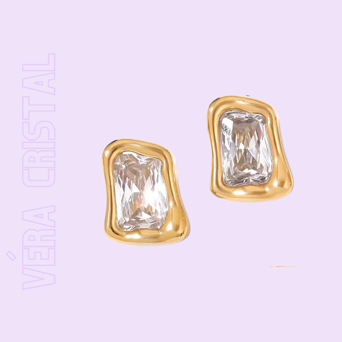 Weiße Zirkonia-Ohrstecker mit unregelmäßiger Goldfassung – Modell VÉRA Cristal von TREND Kollektiv