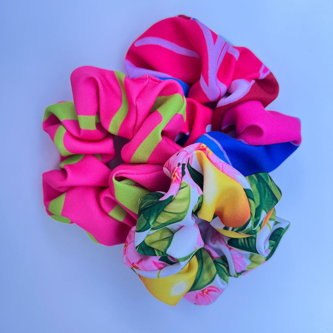 Bunte Scrunchies aus Stoff, liebevoll handgemacht in Deutschland – aufeinander gestapelt, detailreich fotografiert