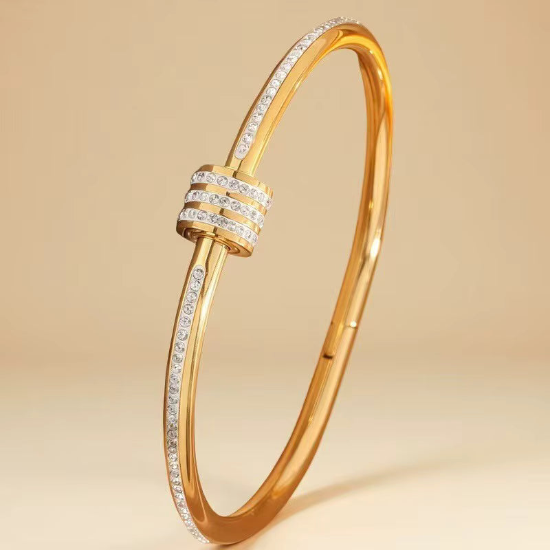 Freistellerbild des goldenen ECLAT Bangles von TREND Kollektiv