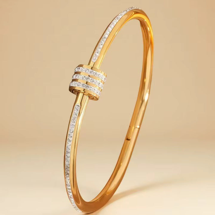 Freistellerbild des goldenen ECLAT Bangles von TREND Kollektiv