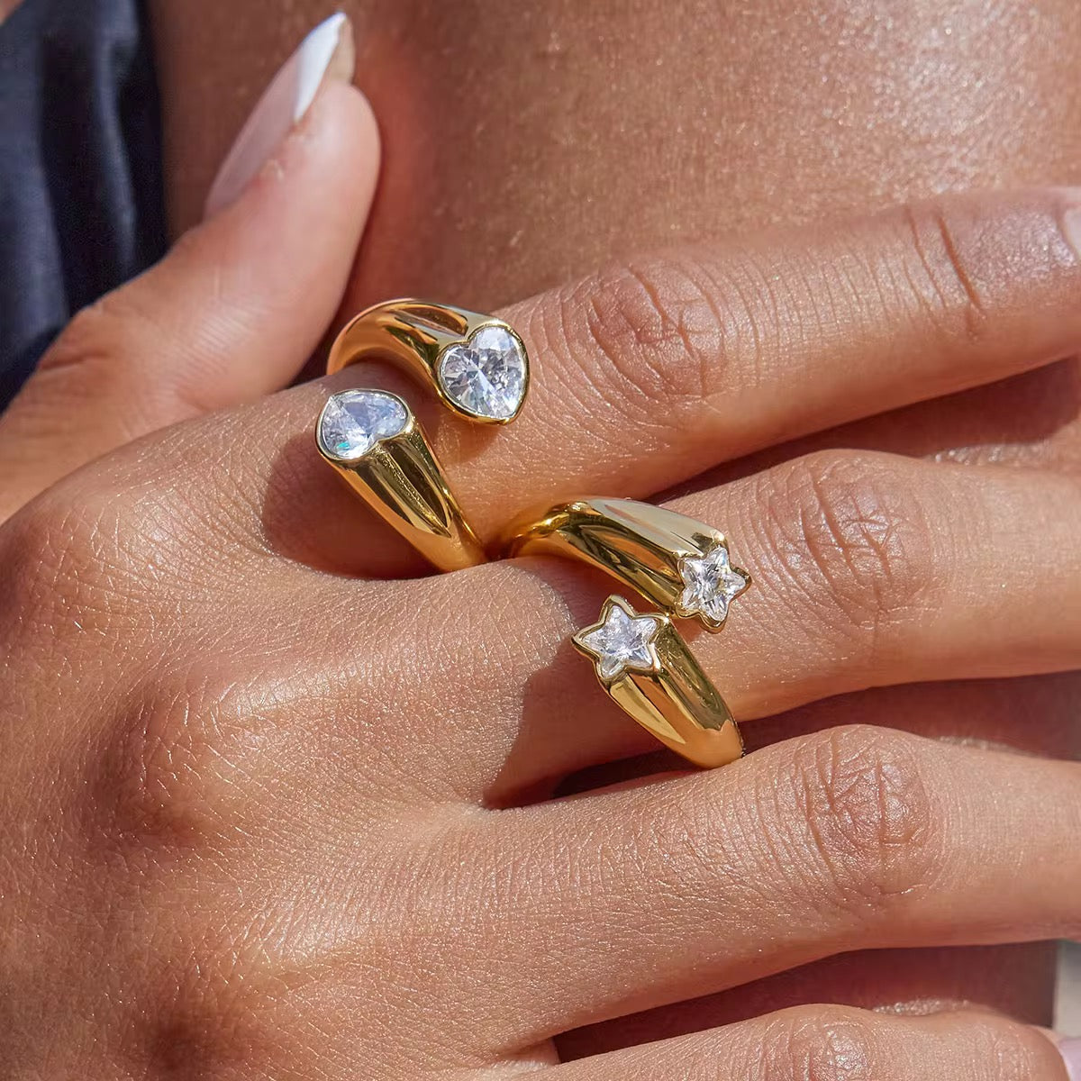 Am Zeigefinder steckt der goldene Hearted Duo Ring auf demMittelfinger steckt der Stardust Duo Ring jeweils aus 18 Karat Gold von TRend Kollektiv