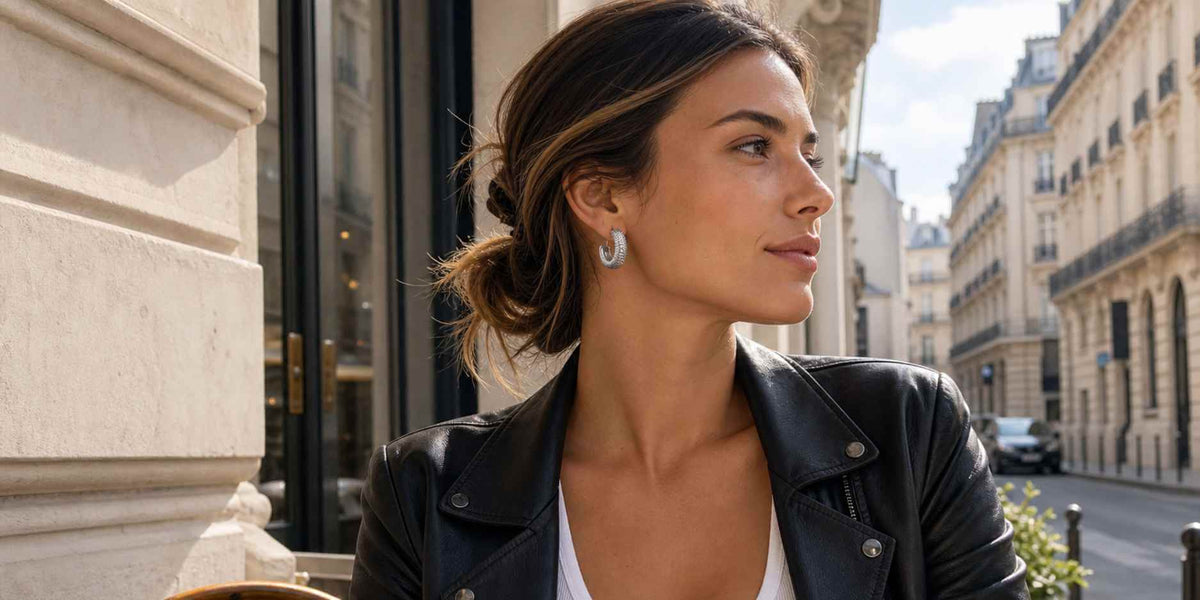 Herobild der Ohrringe Model trägt silberne Hoops von TREND Kollektiv – AI-GENERATED