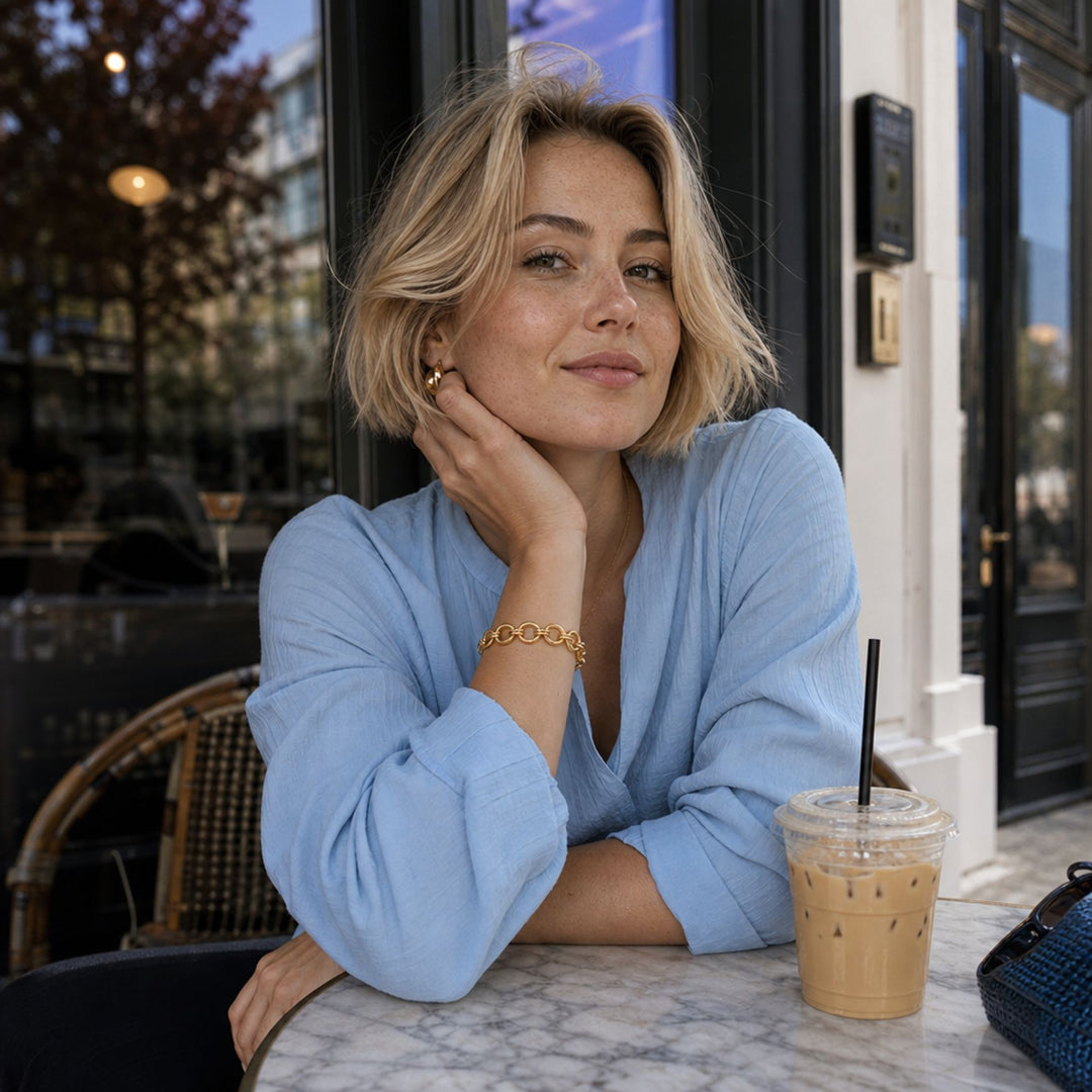 Goldenes LINKED LUXE Statement-Armband von einem Model getragen