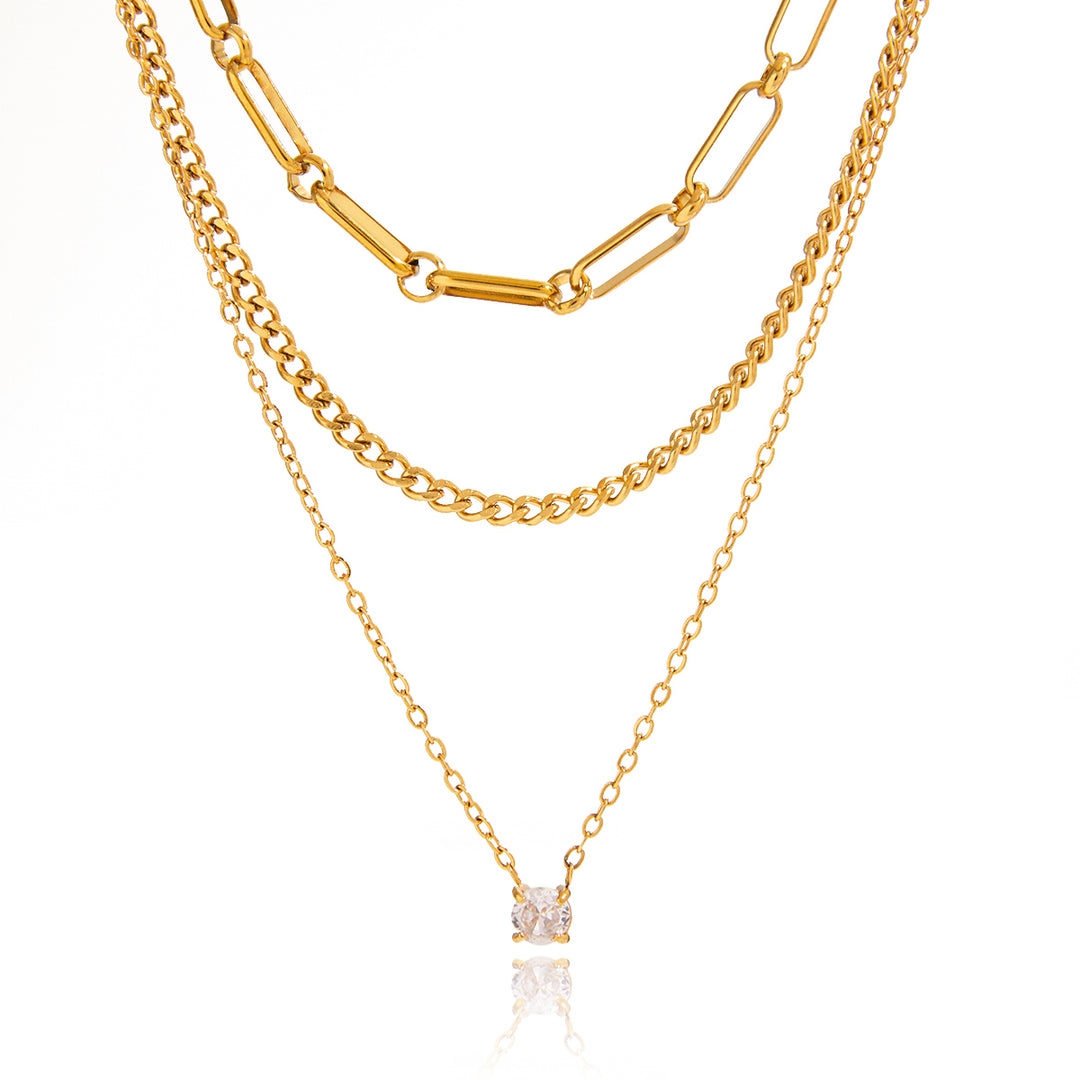 LIV Layer Kette ist eine dreireihige Kette in Gold mit Paperclip-Kette und funkelndem Schmuckstein 
