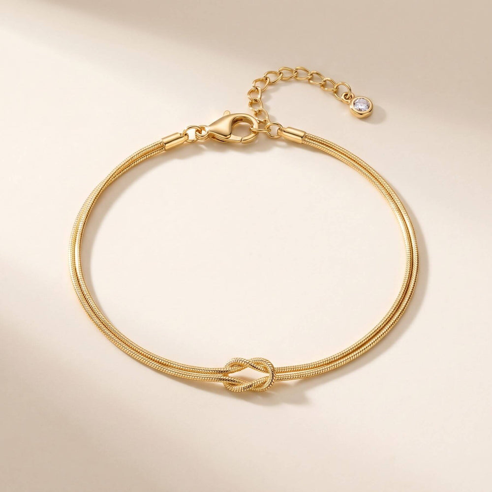 Freisteller Bild des LOVE KNOT Armbands in Gold von TREND Kollektiv