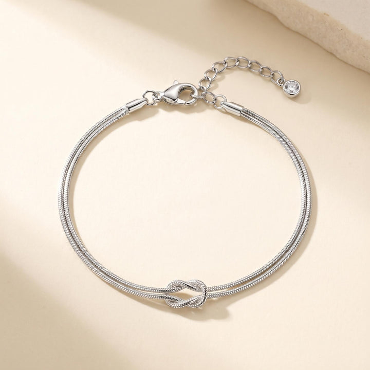 Freisteller Bild des LOVE KNOT Armbands in Silber von TREND Kollektiv