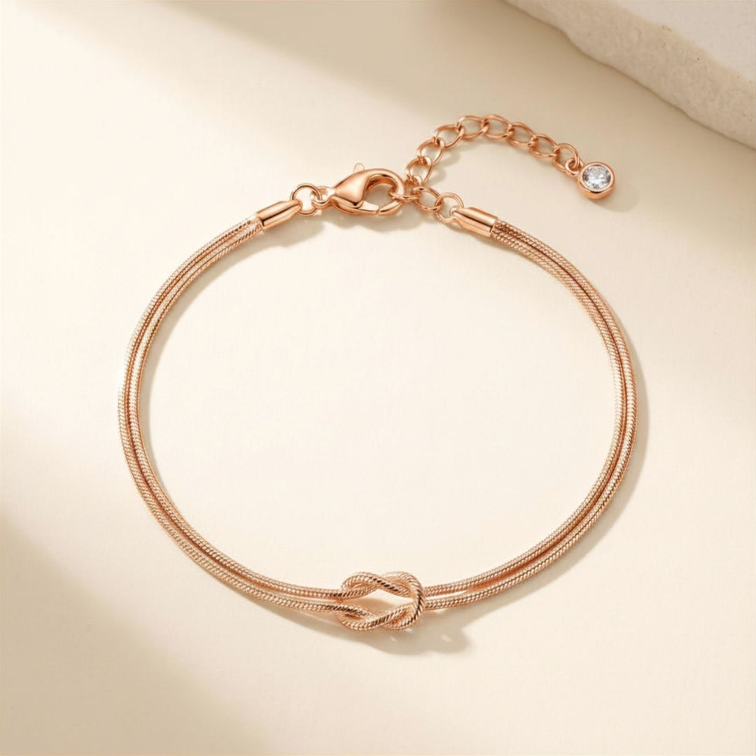 Freisteller Bild des LOVE KNOT Armbands in Roségold von TREND Kollektiv