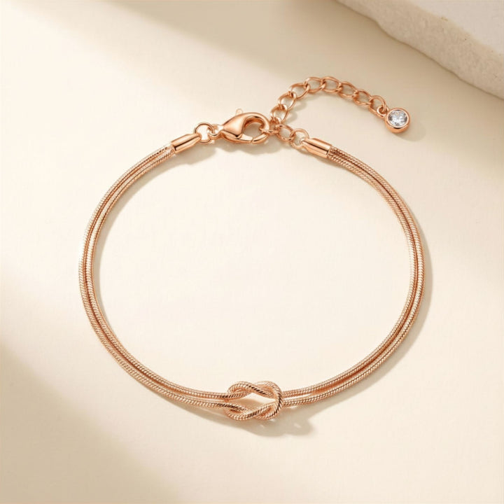 Freisteller Bild des LOVE KNOT Armbands in Roségold von TREND Kollektiv