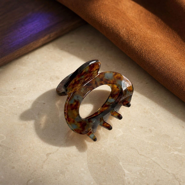 Moodbild des Midnight Tortoise Mini-Haarclip in braun blauen Tönen von TREND Kollektiv – AI-GENERATED