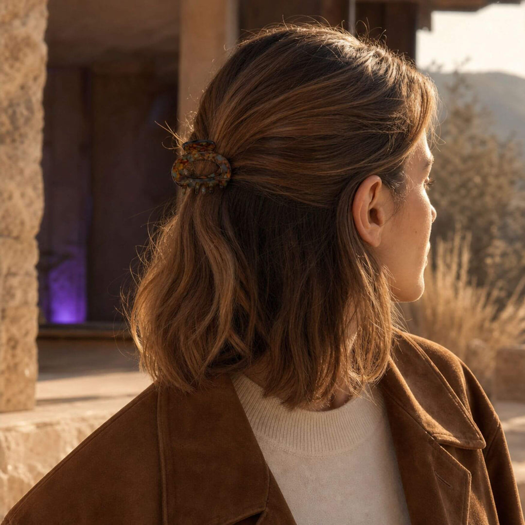 Modelbild des Midnight Tortoise Mini-Haarclip in braun blauen Tönen in den halblangen Haaren eines Models. TREND Kollektiv – AI-GENERATED