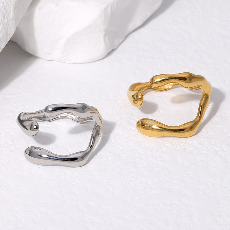 Bild von dem MOLT Statement Ring in der Farbe Silber und Gold nebeneinander als Moodbild
