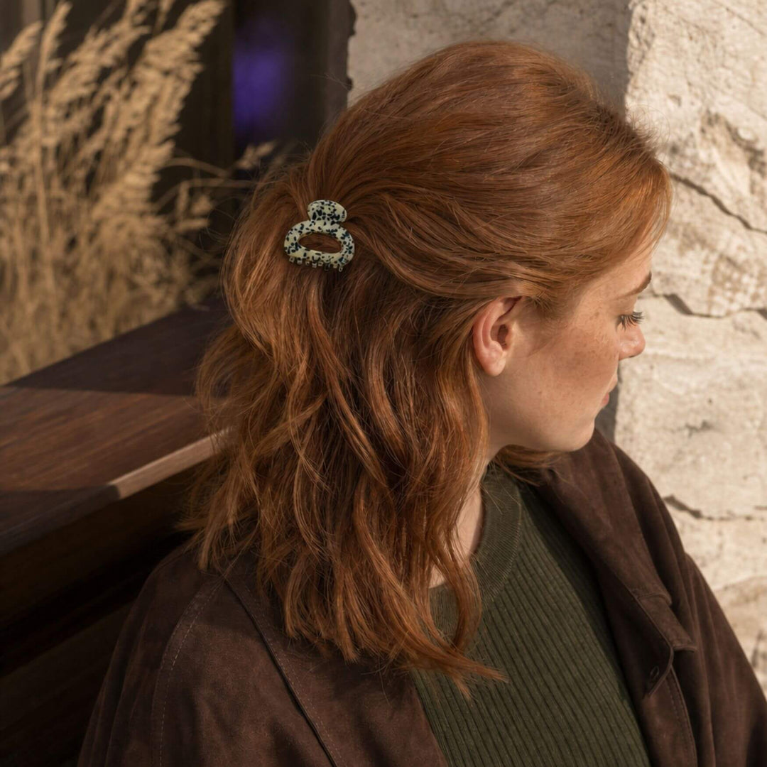 Modelbild des Mono Stone Mini-Haarclip in weiß schwarz gefleckten Tönen von TREND Kollektiv – AI-GENERATED