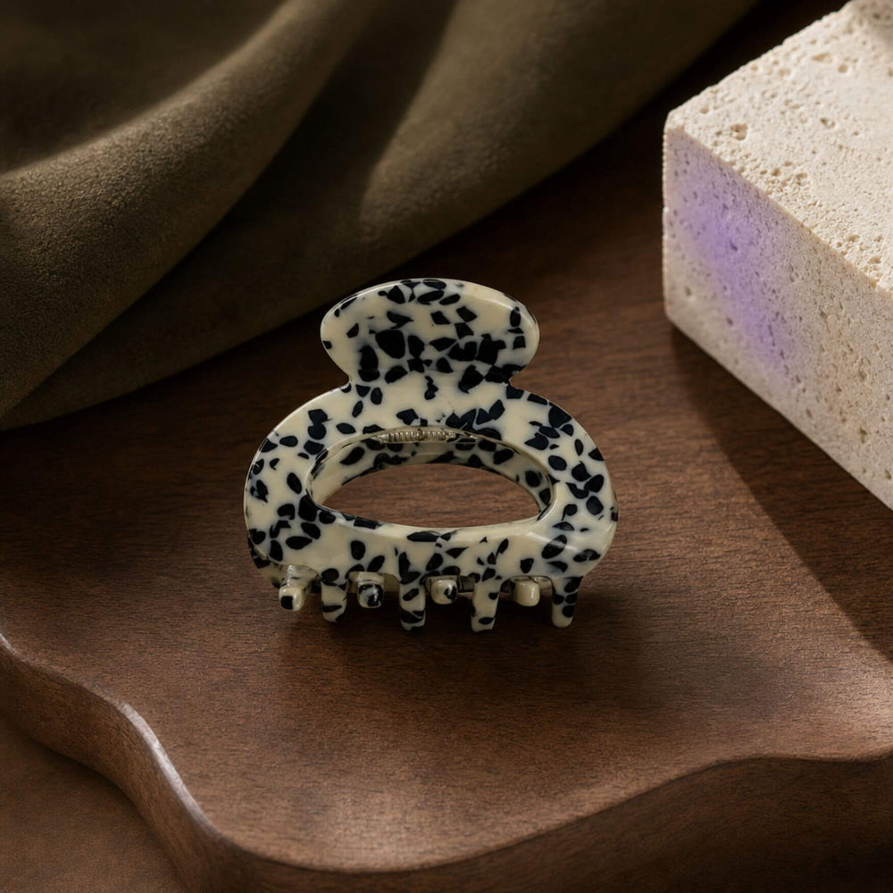 MONO STONE Mini Haarclip als Moodbild dargestellt auf einem Holztisch  – AI-GENERATED