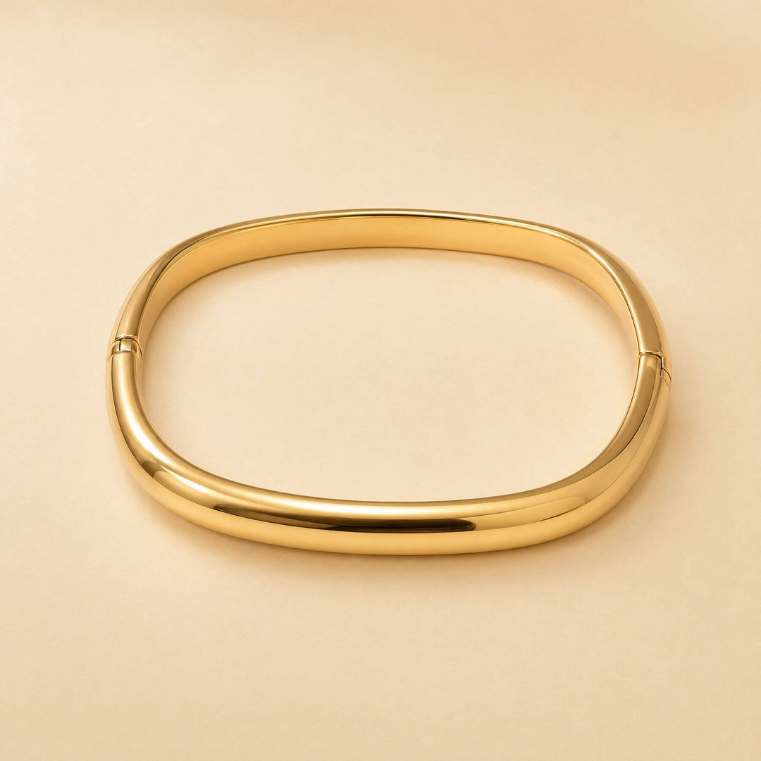 Noa Bangle in gold als Freisteller auf beigem Hintergrund von TREND Kollektiv