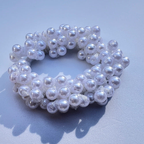 Pop Arctic Shine Haargummi mit vollem Perlenbesatz in Weiß – elegantes Haaraccessoire von TREND Kollektiv"