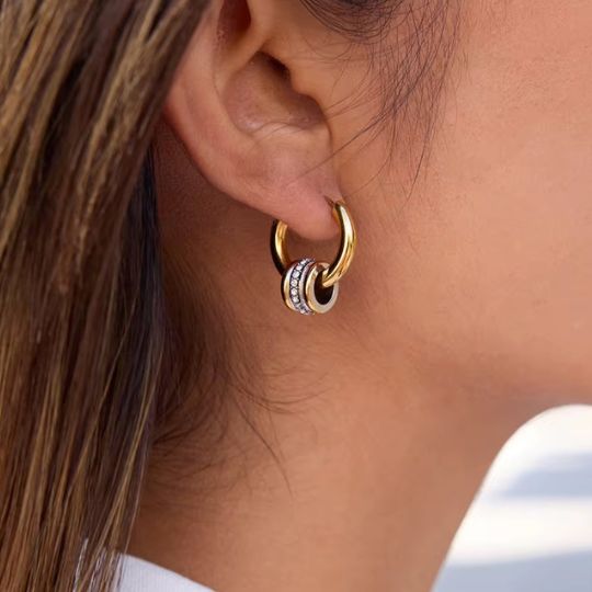 RIVIERA RING BiColor Hoops aus 18k vergoldetem Edelstahl mit silbernen Zirkonia-Ringen am Ohr – TREND Kollektiv