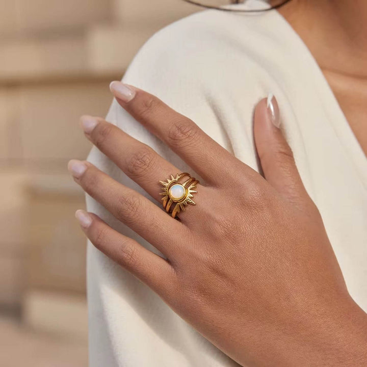 Model trägt den vergoldeten STELLA Star Ring im modernen Editorial Look