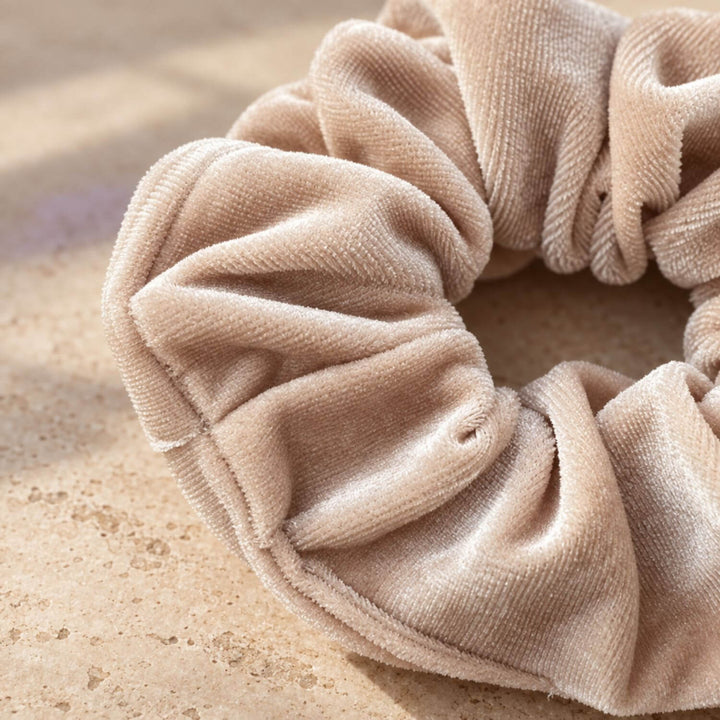 Detailbild vom SOFT VELVET Scrunchie aus hellem champagnerfarbenem Samt von TREND Kollektiv – AI-GENERATED