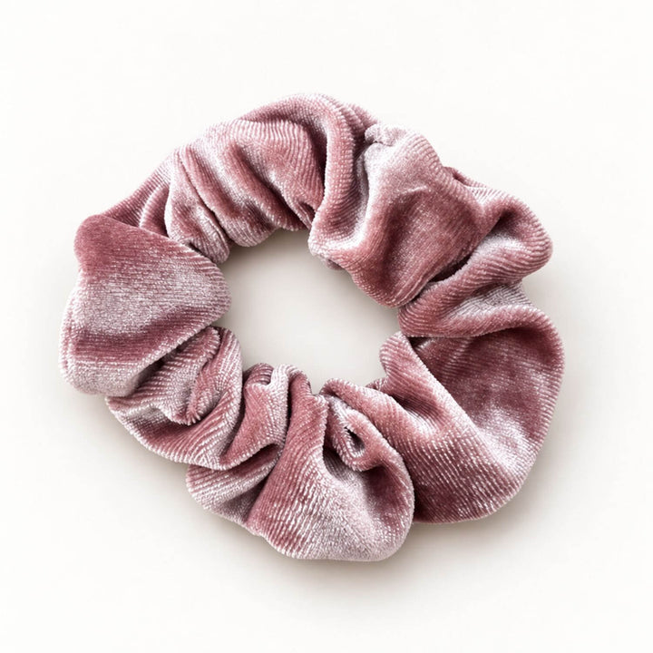 SOFT VELVET Scrunchie aus altrosafarbenem Samt in Dusty Rose von TREND Kollektiv