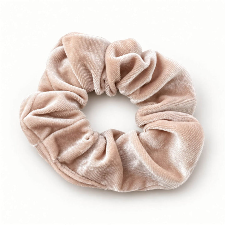 SOFT VELVET Scrunchie aus hellem champagnerfarbenem Samt von TREND Kollektiv