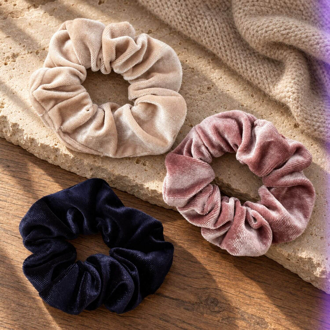 SOFT VELVET Scrunchies in Champagne, Midnight Navy und Dusty Rose von TREND Kollektiv – AI-GENERATED