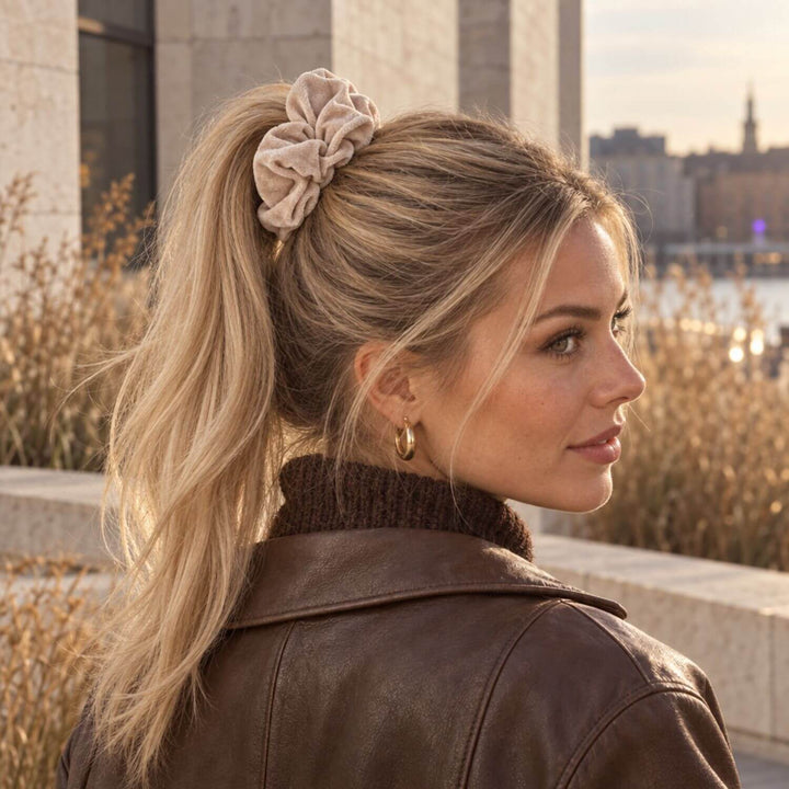 Samtiges SOFT VELVET Scrunchie im locker gebundenen Haar eines Models – AI-GENERATED