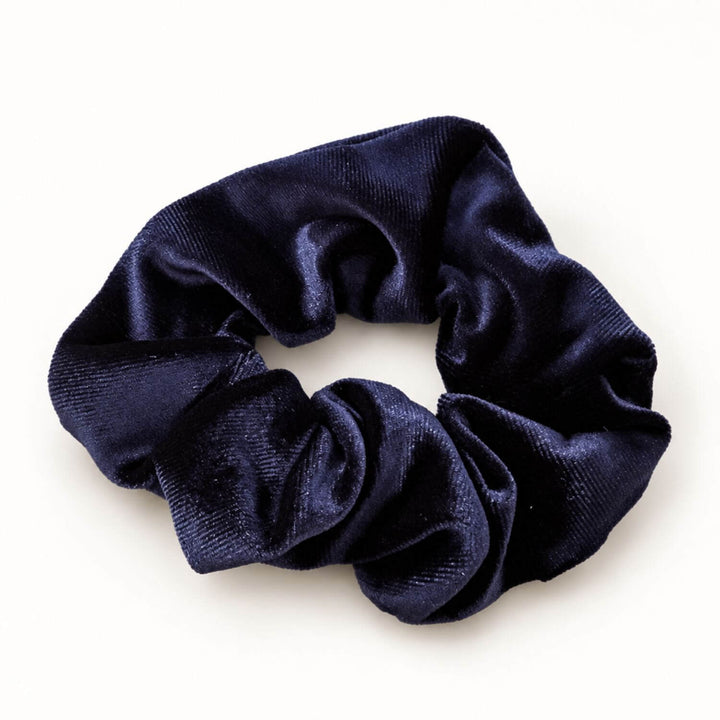 SOFT VELVET Scrunchie aus dunkelblauem Samt in Midnight Navy