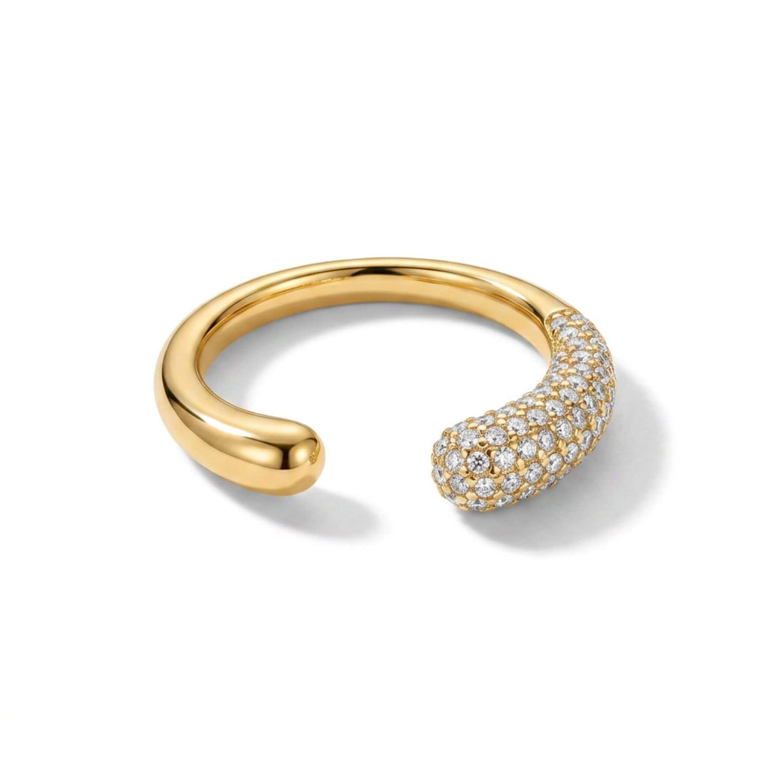 Freistellerbild vom goldenen mit Zirkonia an einem besetzten Ende des Sparkle Arc Rings von TREND Kollektiv