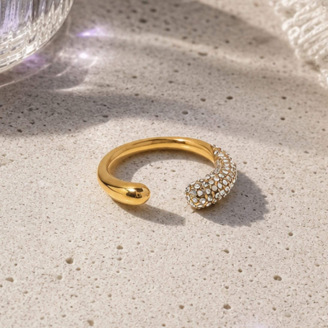 Detailbild vom Sparkle Arc Ring von TREND Kollektiv – AI-GENERATED
